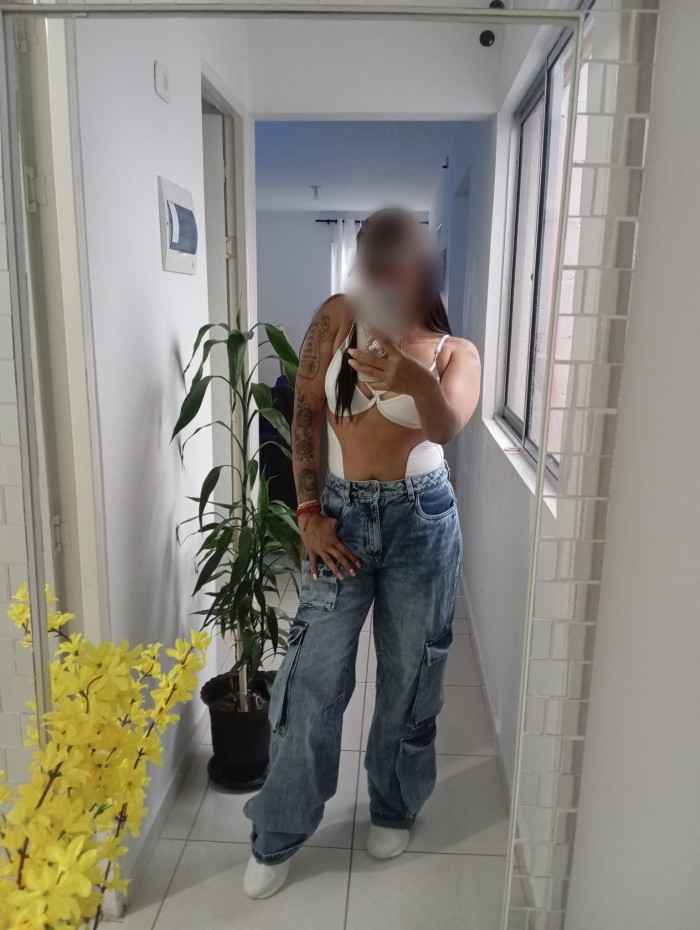 Chica muy guapa complaciente