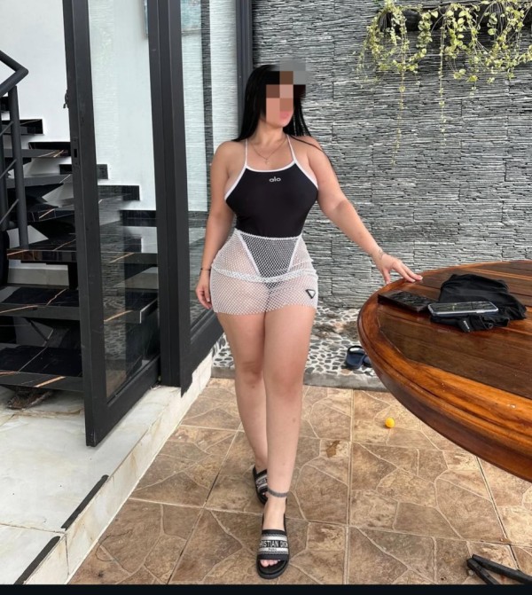 Hermosa y sexy latina en la roda