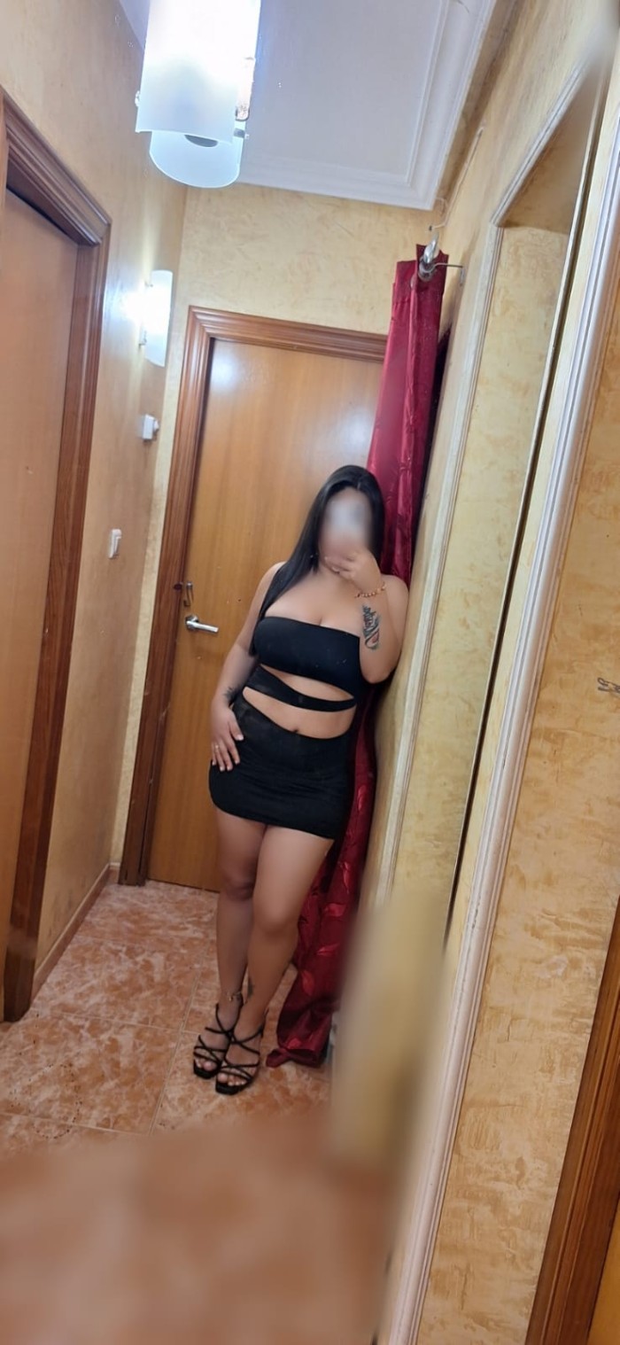 Deliciosa morena con coño apretadito y pechos gran