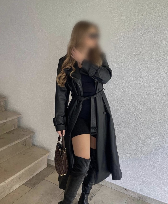 Rubia joven con estilo