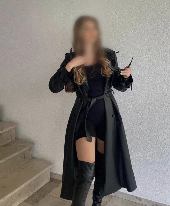 Rubia joven con estilo