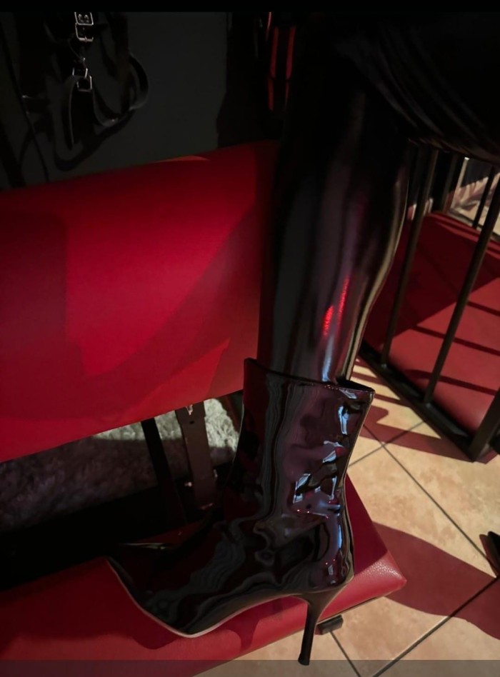 Bdsm,domina Angy ,sala equipada en Valencia