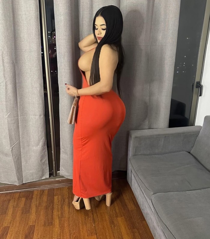 Trato de novios caliente y juguetona