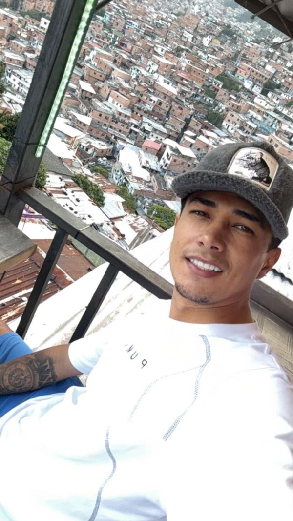 Chico joven colombiano| SALIDAS| NOVEDAD