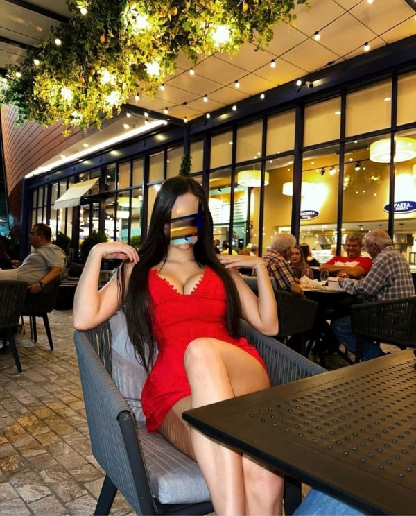 Renata, culona, tetona y muy cariñosa.