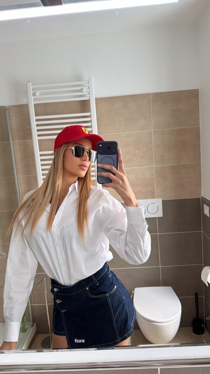 RUBIA DE FINAS CURVAS COMEME CON BRAGUITAS