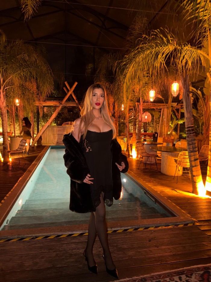 RUBIA DE FINAS CURVAS COMEME CON BRAGUITAS