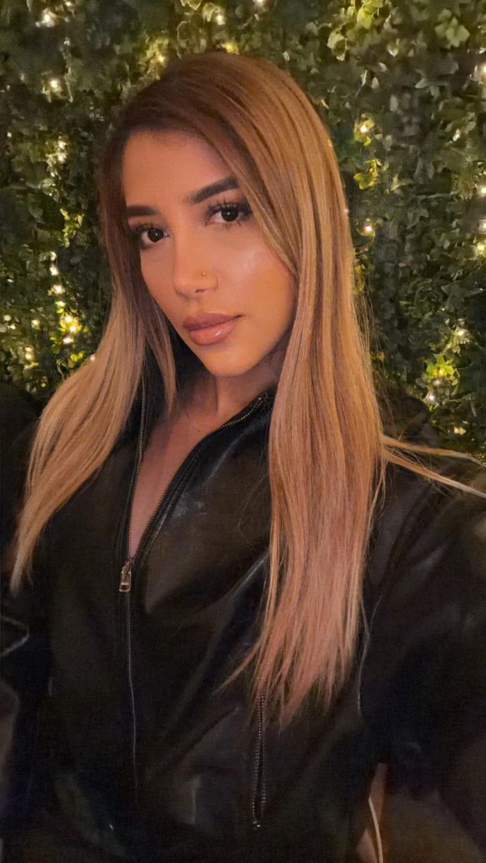 RUBIA DE FINAS CURVAS COMEME CON BRAGUITAS