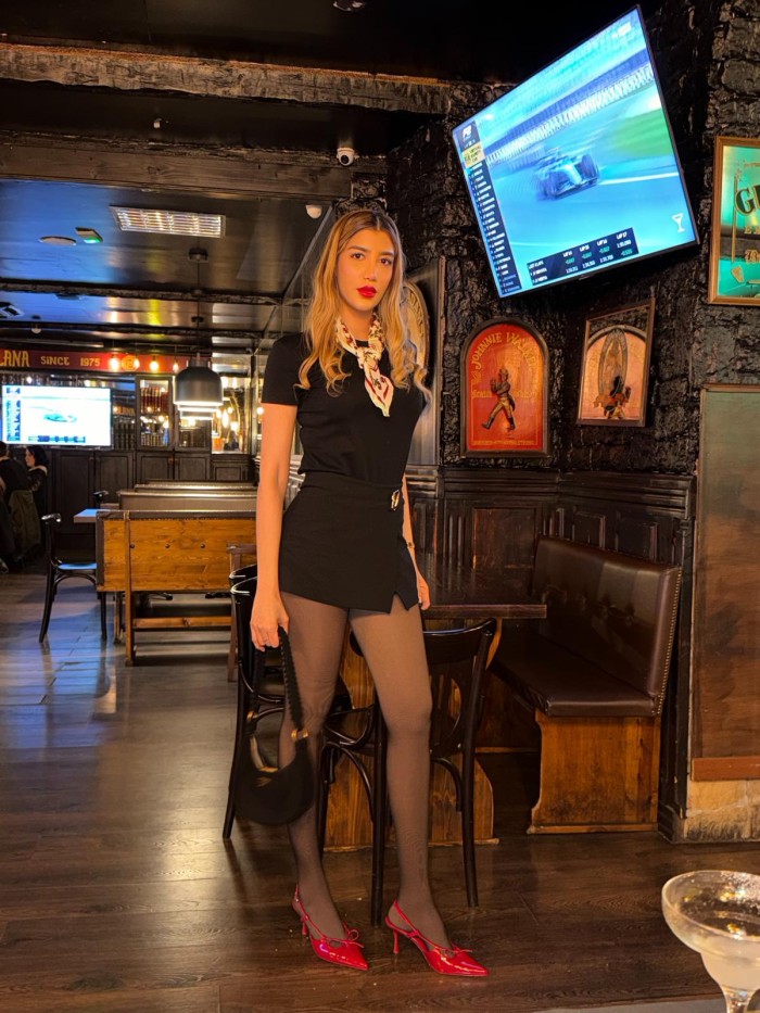 RUBIA DE FINAS CURVAS COMEME CON BRAGUITAS