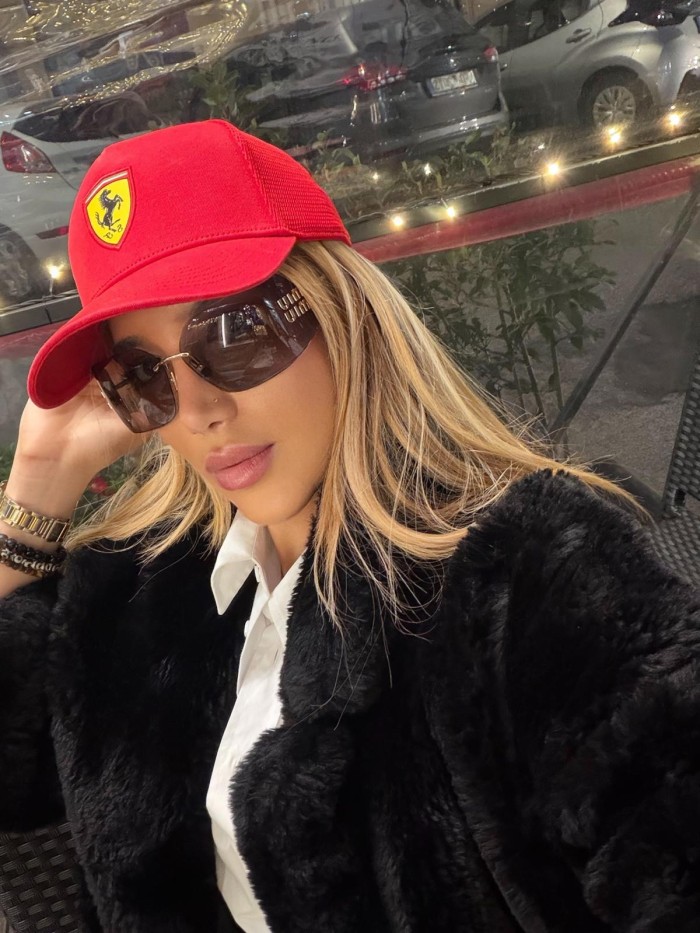 RUBIA DE FINAS CURVAS COMEME CON BRAGUITAS