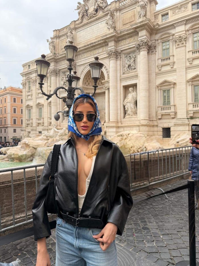 RUBIA DE FINAS CURVAS COMEME CON BRAGUITAS