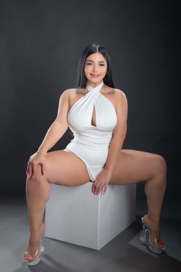 VENEZOLANA MORENA CON CURVAS INCREÍBLES NATURAL