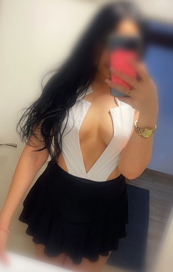 Morena sexy , una perra en la cama