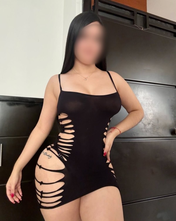 Hermosa morena cariñosa e implicada