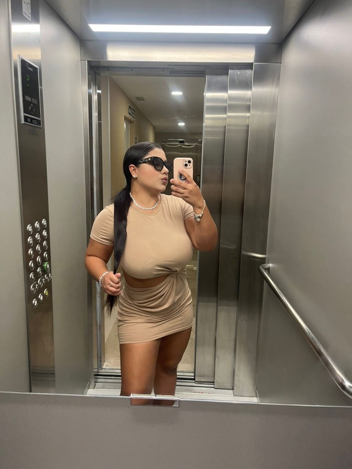 CHICA LATINA.. MUY CACHONDA CON GANS DE CA BALGAR