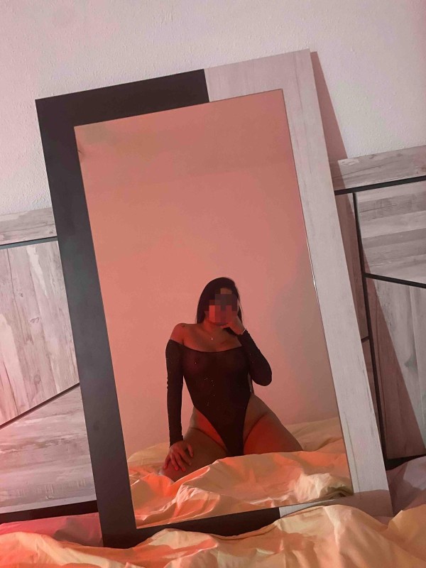 Karina bomba sexy disponible 24 horas fiestera