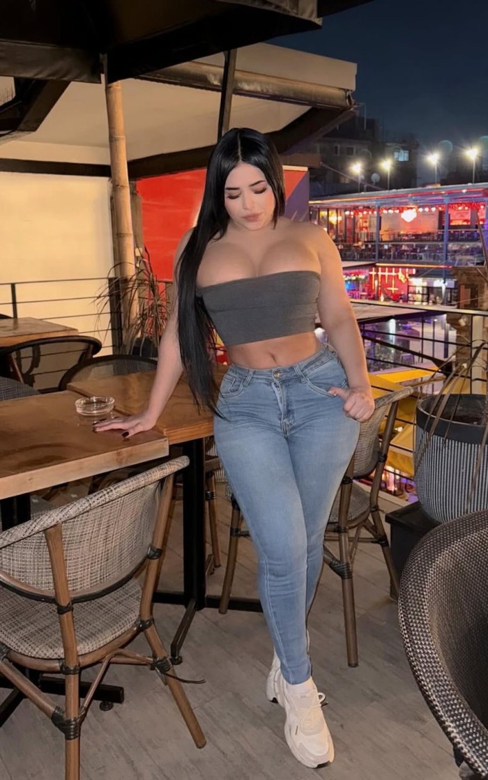 Trato de novios juguetona