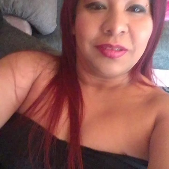 Feminidad serena que envuelve