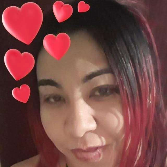 Feminidad serena que envuelve