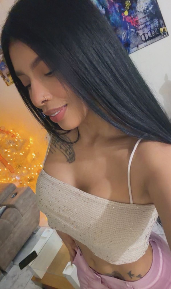 NATALY, hermosa, igual que en las fotos muy alegre