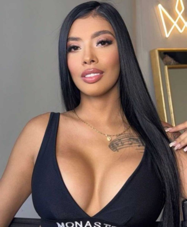 NATALY, hermosa, igual que en las fotos muy alegre