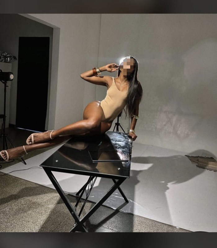 Hermosa mulata con sabor a chocolate