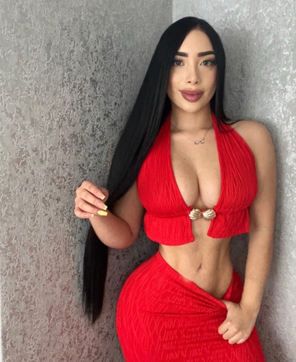 Poble nou hermosa latina fiestera morbosa activa y pasiva