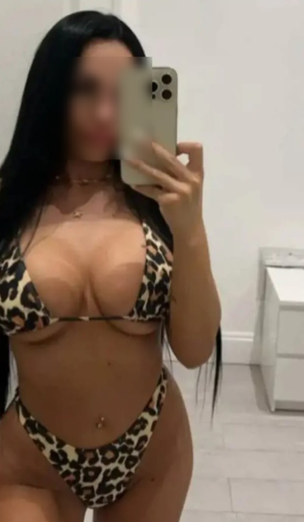 Bella morenaza atractiva muy implicada maja