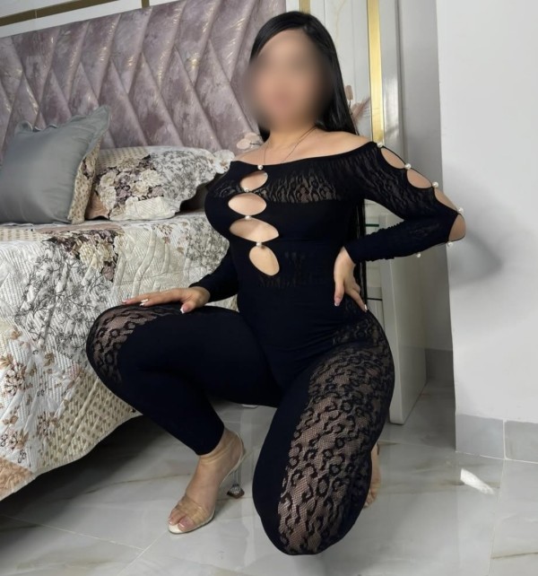 complaciente latina y ardiente