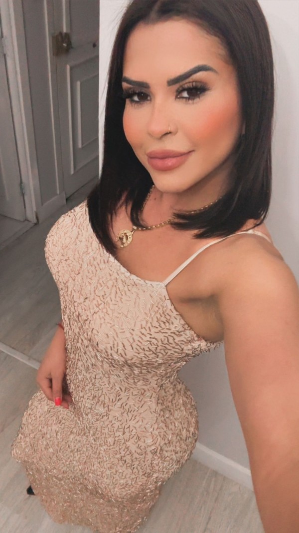 Linda morena de pelo negros con bonitas curvas acaba de llegar en tu ciudad