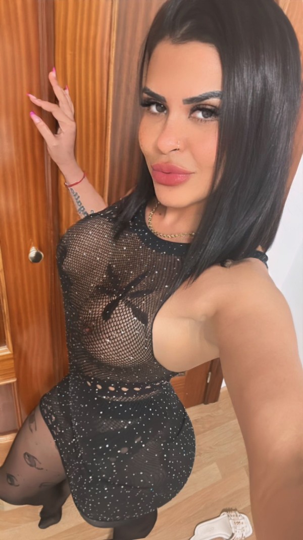 Linda morena de pelo negros con bonitas curvas acaba de llegar en tu ciudad
