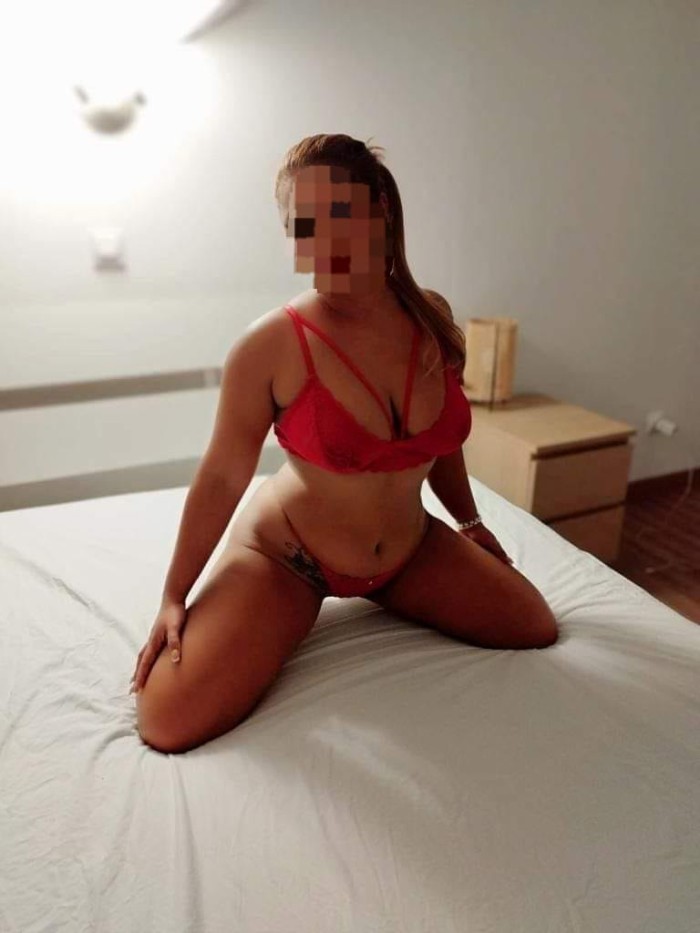 HERMOSA LATINA CON CURVAS