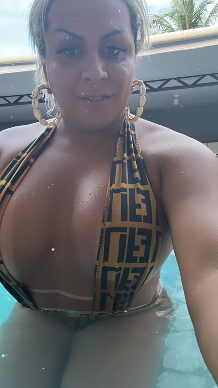 RUBIA TRANS BRASILEÑA LECHERA FIESTERA Y VERSÁTIL