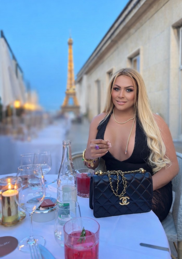 RUBIA TRANS BRASILEÑA LECHERA FIESTERA Y VERSÁTIL