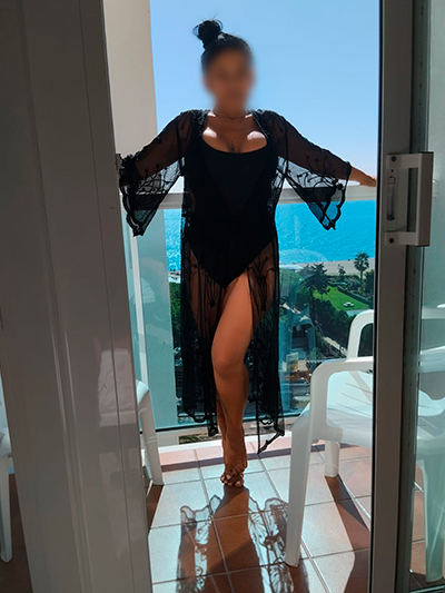 A qué hora llegas para empezar a quitarme la ropa?