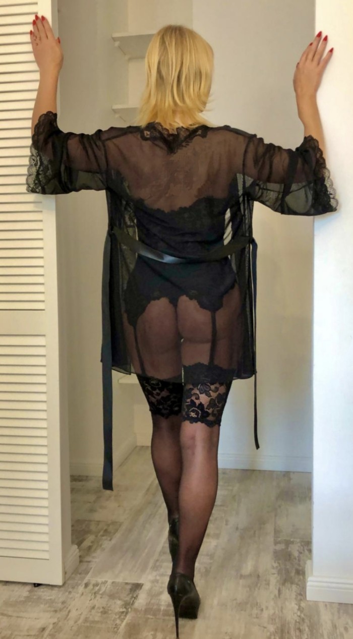 UNA MILF ESPECTACULAR FIESTERA TRATO