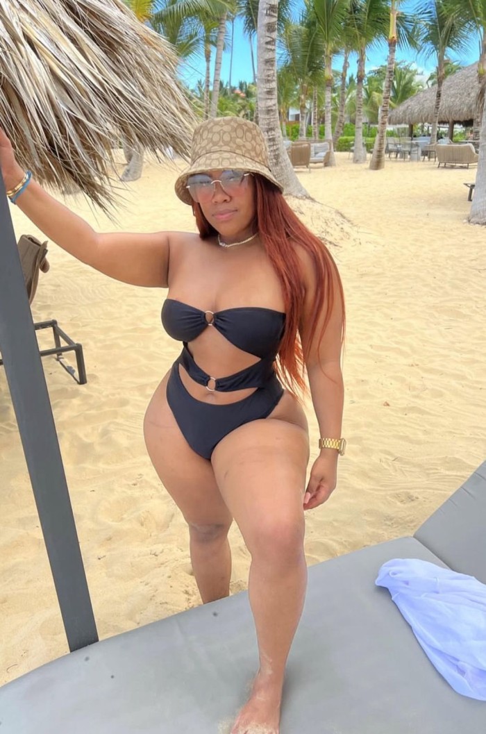 Una morena con tremendo cuerpo muy caliente…