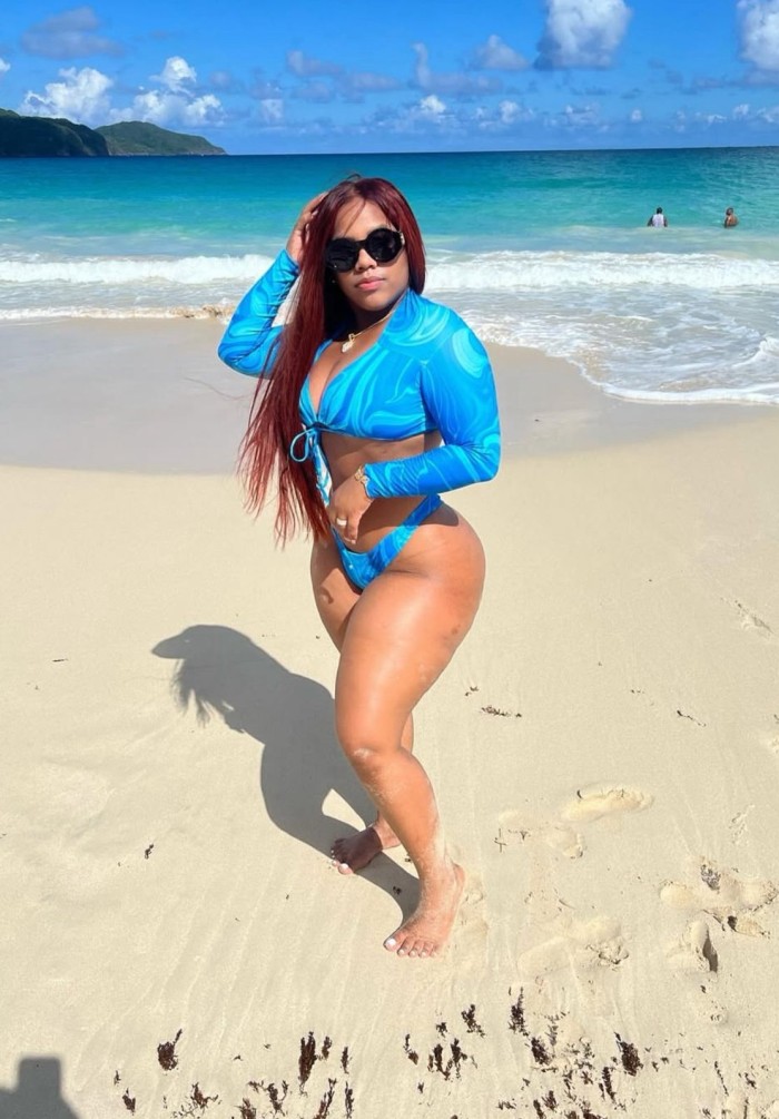 Hermosa latina con muchas novedad para ti papi..