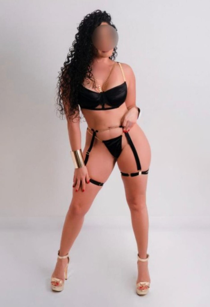 IMPLICADA LUJURIOSA ARDIENTE DESEOSA DE PLACER