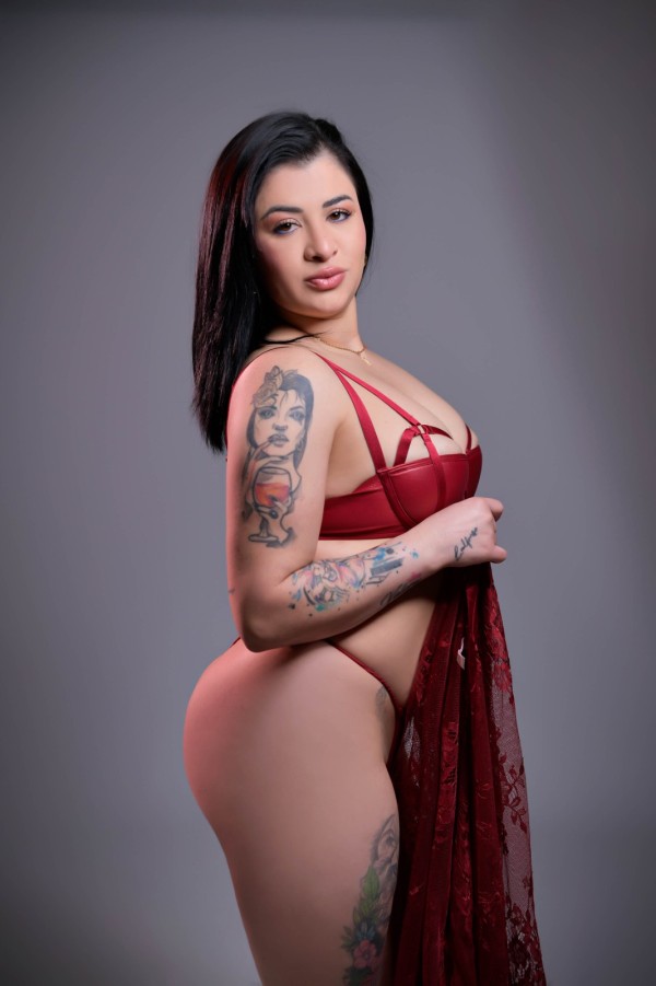 POR SAN VICENTE DEL RASPEIG, VENEZOLANA DE LUJO EXPLOSIVA Y ARDIENTE