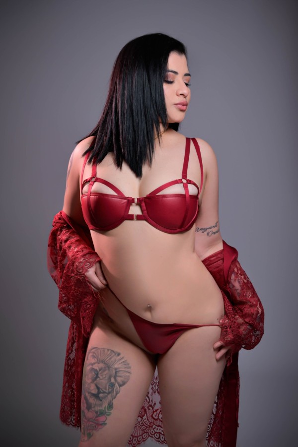 POR SAN VICENTE DEL RASPEIG, VENEZOLANA DE LUJO EXPLOSIVA Y ARDIENTE