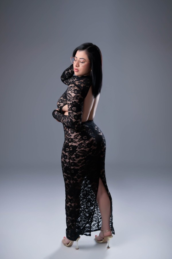 POR SAN VICENTE DEL RASPEIG, VENEZOLANA DE LUJO EXPLOSIVA Y ARDIENTE