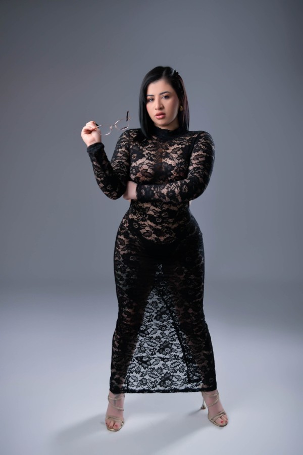 POR SAN VICENTE DEL RASPEIG, VENEZOLANA DE LUJO EXPLOSIVA Y ARDIENTE