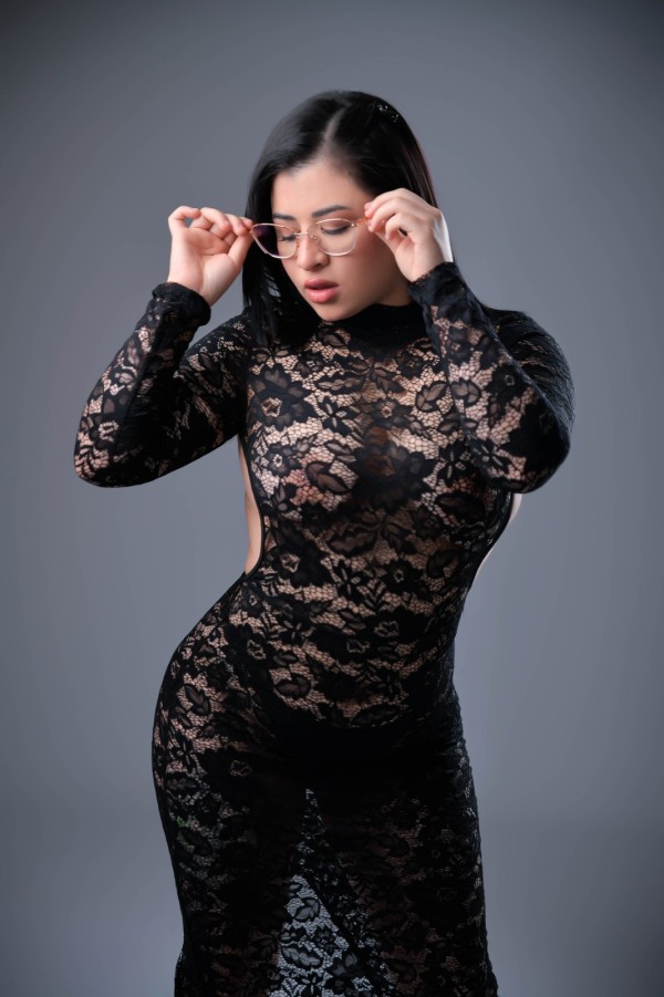 POR SAN VICENTE DEL RASPEIG, VENEZOLANA DE LUJO EXPLOSIVA Y ARDIENTE