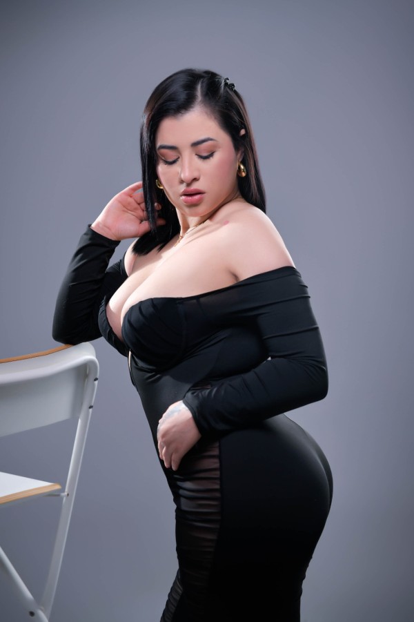 POR SAN VICENTE DEL RASPEIG, VENEZOLANA DE LUJO EXPLOSIVA Y ARDIENTE