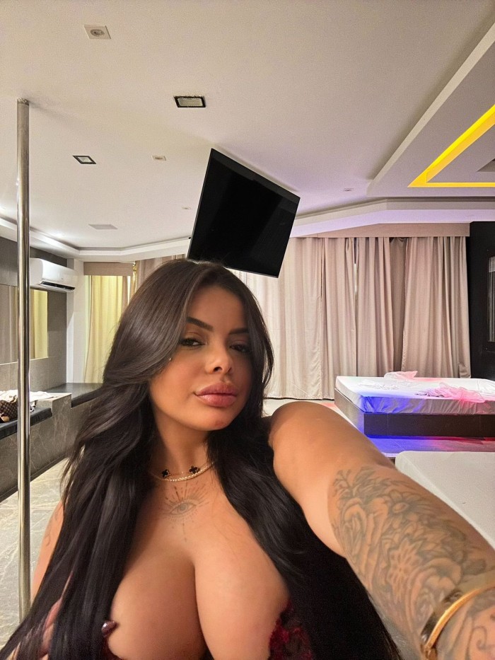 JOVEN Y ENCANTADORA COMPAÑÍA BRASILEÑA