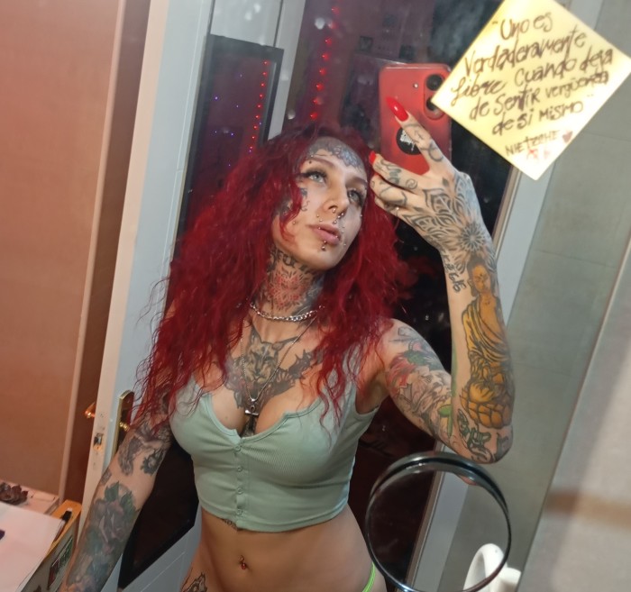 Única lengua doble tatuada pollón tatuada versatil