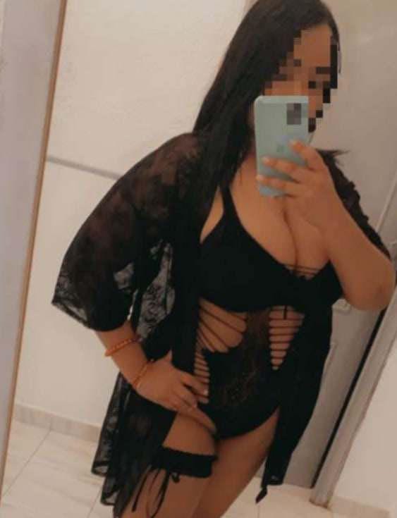 Morena atractiva caliente y cachonda y implicada