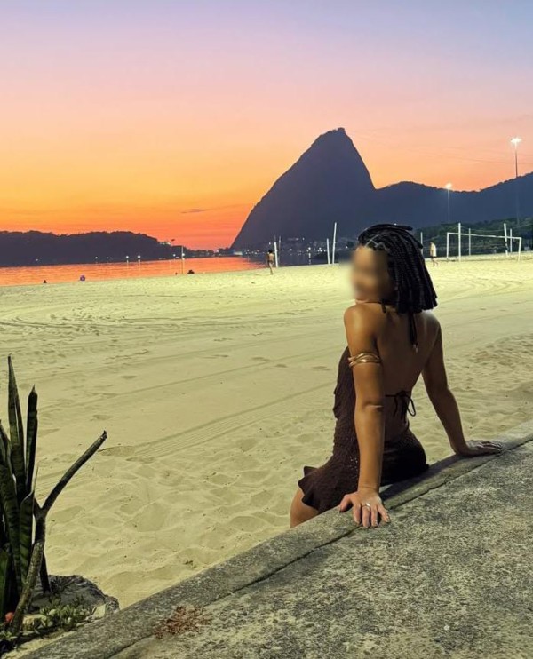 Naomy trigueña y coqueta chica disponible en salou