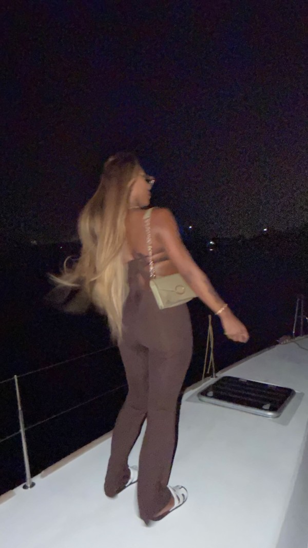 MULATA DE LUJO Y COMPLETA EN EL SEXO